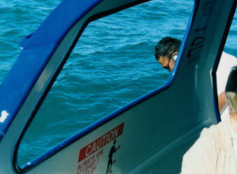 Fig. 5 - Un membro dell'equipaggio di Whale Watch Kaikoura ascolta i suoni di un Capodoglio in immersione attraverso l'idrofono.